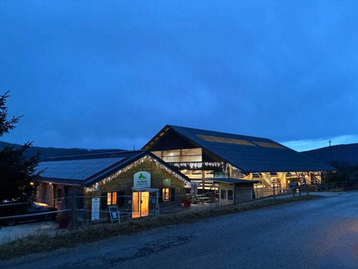 Entrée du Haras du Vercors de nuit à Villard-de-Lans