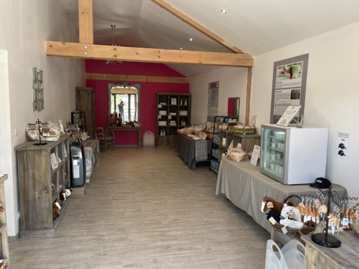 Boutique à la ferme du Haras du Vercors avec les produits Perle de Jument